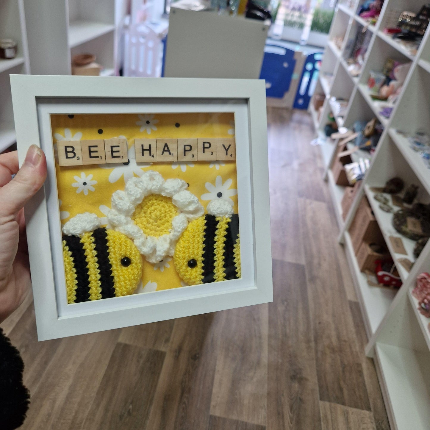 Crochet bee 'bee happy' frame HA08